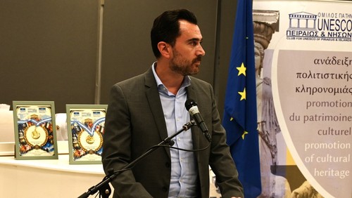 Giáo sư George Manolakos phát biểu tại Athens