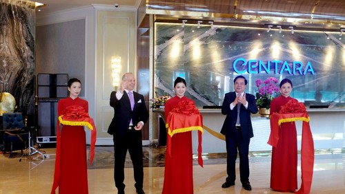 Ông Lê Đình Vinh – Chủ tịch HĐQT Tập đoàn Everland đại diện chủ đầu tư và ông Maurizio Susan – Giám đốc điều hành cắt băng khai trương khách sạn Centara Hotel & Residences Vân Đồn. Ảnh – Everland Group.