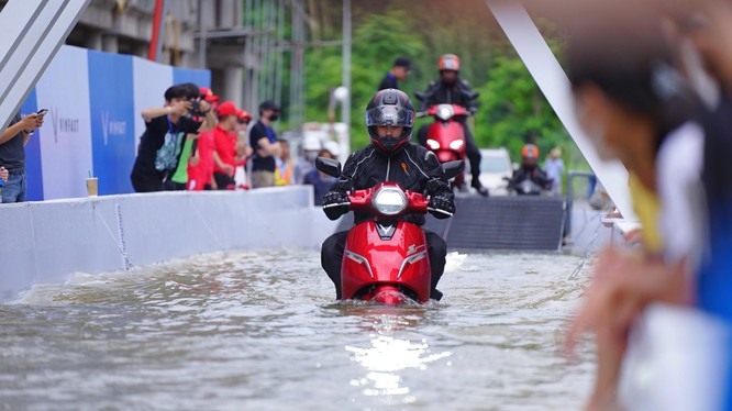 Mùa mưa bão đến gần, xe máy điện VinFast “có giá” nhờ khả năng vượt đường ngập nước