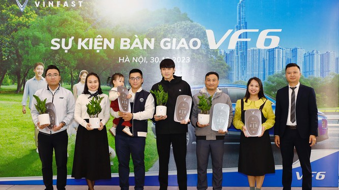 VinFast bàn giao lô xe VF 6 đầu tiên cho khách hàng