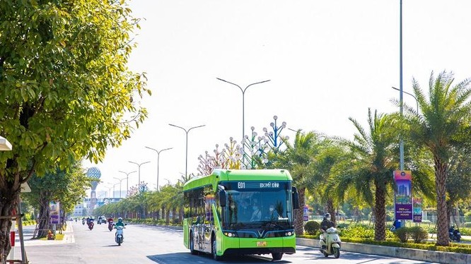 Xe buýt điện Vinbus chính thức tham gia mạng lưới vận tải công cộng Hà Nội