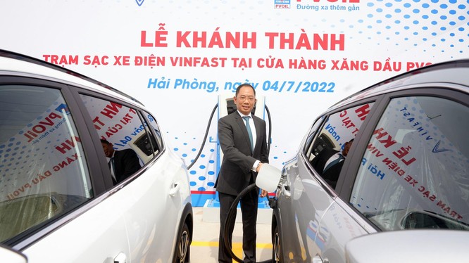 Khánh thành trạm sạc xe điện Vinfast đầu tiên tại cửa hàng xăng dầu PVOIL