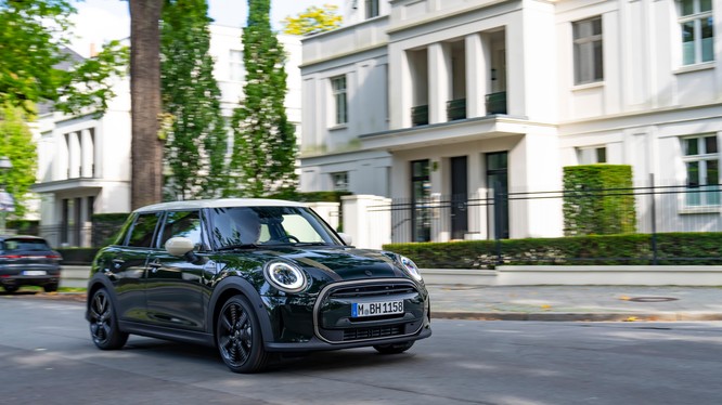 MINI Cooper S 5-Cửa Resolute Edition mới có giá bán gần 2,3 tỷ Đồng 