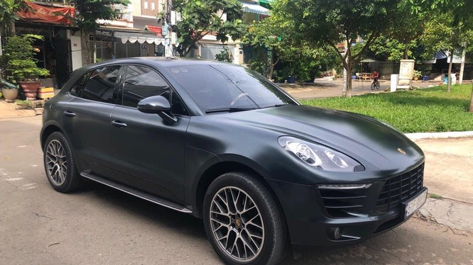 Mang xe vào hãng thay cản trước, chủ xe Porsche Macan buồn bã nhận về xe chảy dầu và lỗi hộp số