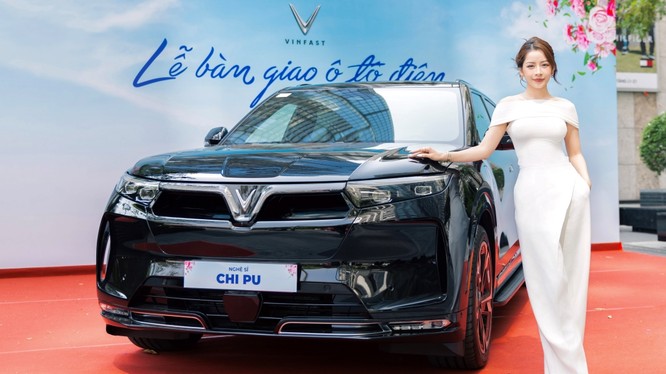 Chi Pu thích thú khi nhận xe VinFast VF9