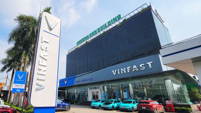 Cận cảnh showroom 8.000m2 lớn nhất Việt Nam của VinFast 