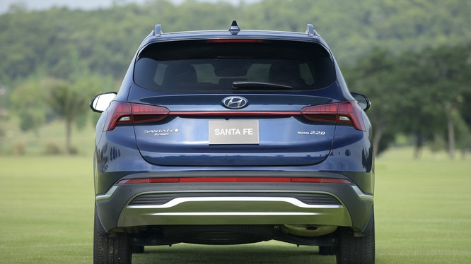 Xe cũ Hyundai Santa Fe máy dầu đẩy giá cao hơn xe mới