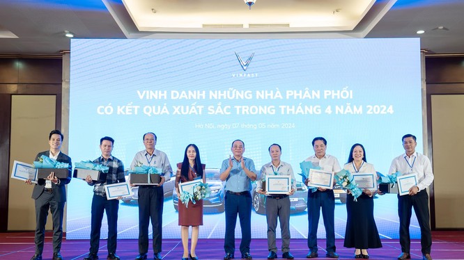 Chủ tịch Tập đoàn Vingroup Phạm Nhật Vượng vinh danh những nhà phân phối có kết quả kinh doanh xuất sắc tại Hội nghị Nhà phân phối Ô tô điện VinFast toàn quốc 2024.