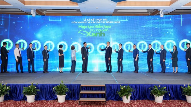 Hợp tác giữa 12 ngân hàng, tổ chức tài chính lớn với VinFast là dấu mốc đặc biệt cho thấy sự hưởng ứng, chung sức đồng lòng của cộng đồng doanh nghiệp với chủ trương của Chính phủ và tinh thần đồng hành, hỗ trợ người dân (Ảnh: VinFast).