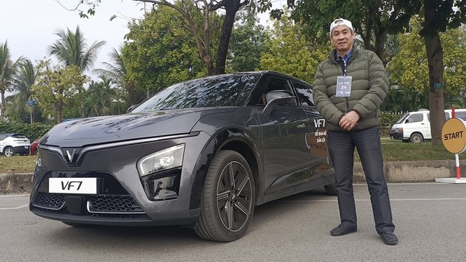 Anh Nguyễn Văn Châu ấn tượng với động cơ mạnh mẽ hơn hẳn xe xăng của chiếc VF 7 Plus.