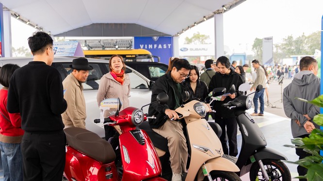 Gian hàng VinFast có nhiều khách hàng ghé thăm trải nghiệm các mẫu xe máy điện từ sớm.
