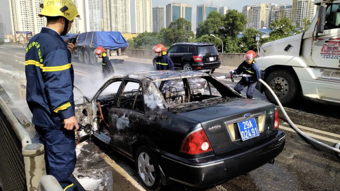 Xe Ford biển xanh bốc cháy trên đường vành đai ba