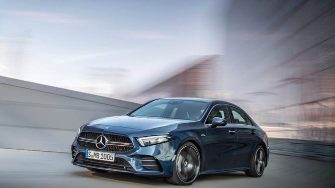Mercedes AMG A35 sedan - xe thể thao giá chỉ hơn 2 tỷ đồng 