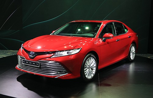 Bị Vinfast Lux A vượt mặt, Toyota Camry lập tức giảm giá, tặng thêm quà cho khách hàng