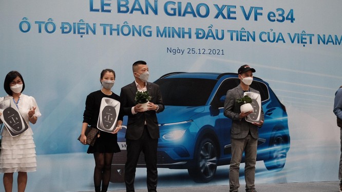 Vinfast bàn giao lô xe ô tô điện VF e34 đầu tiên cho khách hàng