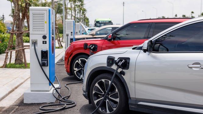 V-Green đưa vào vận hành trạm sạc xe điện lớn nhất cả nước tại trung tâm triển lãm Việt Nam