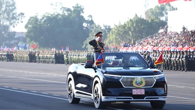 Kiều bào Việt tại Vientiane: Xúc động khi xe điện 'make in Vietnam' nổi bật tại lễ diễu binh, diễu hành mừng Quốc khánh Lào