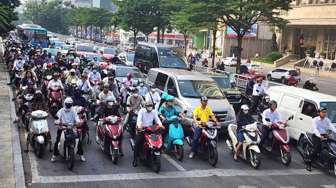 Hà Nội hướng tới loại bỏ xe máy chạy xăng