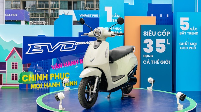 VinFast bảo hành chính hãng 6 năm cho xe - 8 năm cho pin xe máy điện