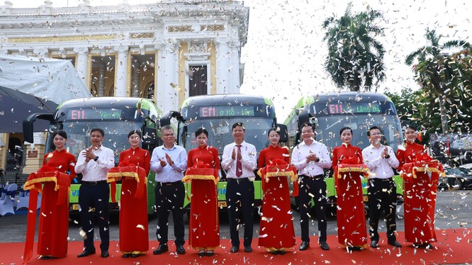 VinBus khai trương tuyến buýt điện miễn phí E11 - Phục vụ người dân tham quan các điểm du lịch nổi tiếng của Thủ đô