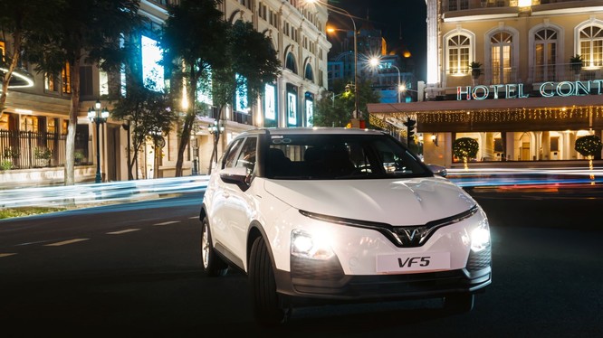 Khách hàng của VinFast thích thú vì được tặng quà “đều đều”. 