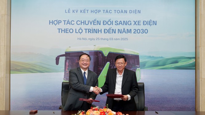 : Ông Trần Lê Phương – Phó Tổng giám đốc GSM và ông Nguyễn Ngọc Linh – Phó Tổng giám đốc Tổng công ty SAMCO ký kết thoả thuận hợp tác