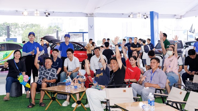 Không khí của sự kiện “Thu xăng – Đổi điện” luôn sôi động với sự tham gia của đông đảo khách hàng đăng ký trải nghiệm, tư vấn, định giá xe.