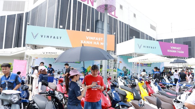 Rất nhiều khách hàng đã có mặt tại sự kiện để tranh thủ trải nghiệm và lên đời xe máy điện