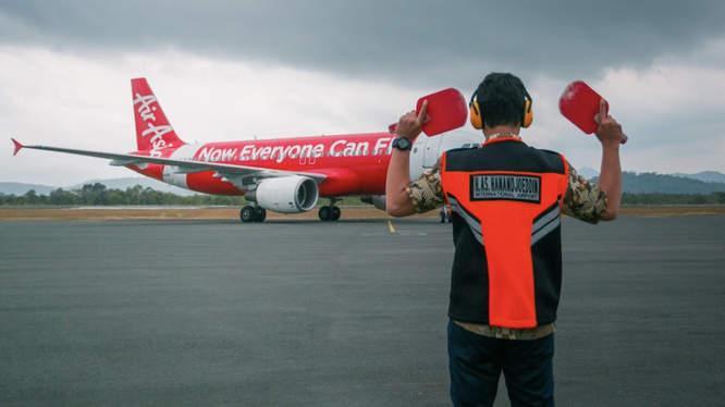 Sạc dự phòng của hành khách phát nổ, máy bay Air Asia hạ cánh khẩn cấp 