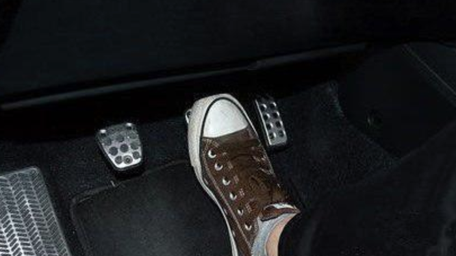 Ô tô bị kẹt chân ga bất ngờ và cách xử lý