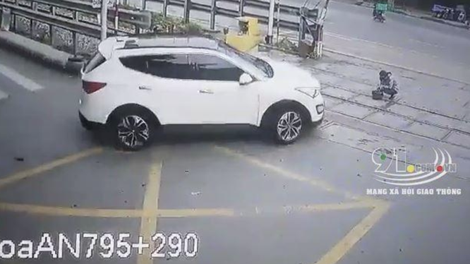Nhân viên đường sắt bị cuốn vào gầm ô tô do ngồi làm việc bất cẩn 