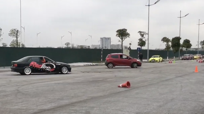 Đội đua Redline thử nghiệm dùng Vinfast Fadil đua Gymkhana 