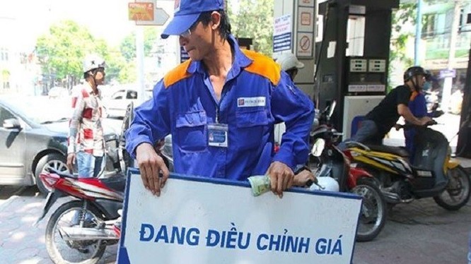 Giá xăng giảm mạnh, xăng RON95 xuống dưới 20.000 đồng/lít