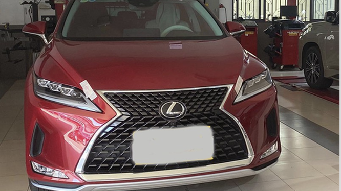 Xe sang Lexus RX350L lỗi động cơ do đổ xăng kém chất lượng? 