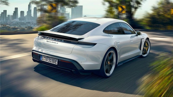 Cảm giác lái và độ an toàn giữa xe điện với xe xăng