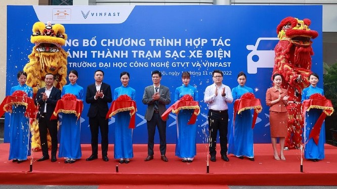 Trường Đại học công lập đầu tiên tại Hà Nội lắp đặt trạm sạc ô tô điện