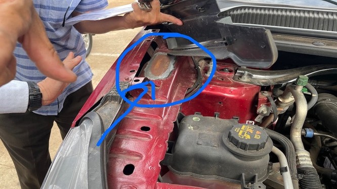 Ford Explorer sửa chữa chính hãng bị mất số khung, chủ xe khởi kiện, yêu cầu đại lý đền bù