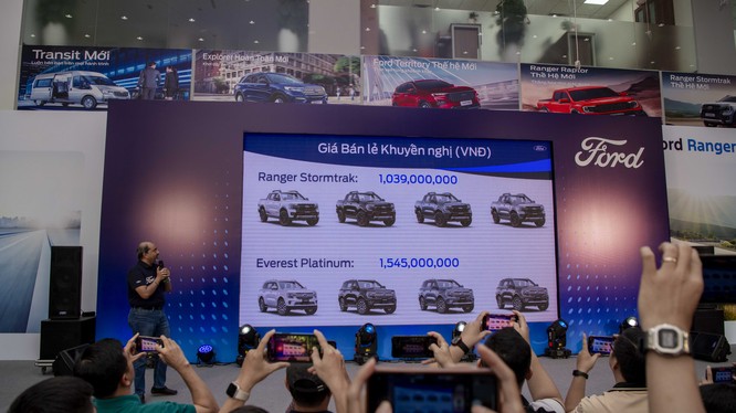Ford Everest Platinum và Ford Ranger Stormtrak có giá bán chính thức