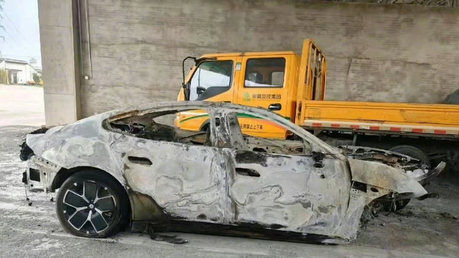 Xe điện của Xiaomi bốc cháy trên cao tốc sau va chạm, 3 người thiệt mạng