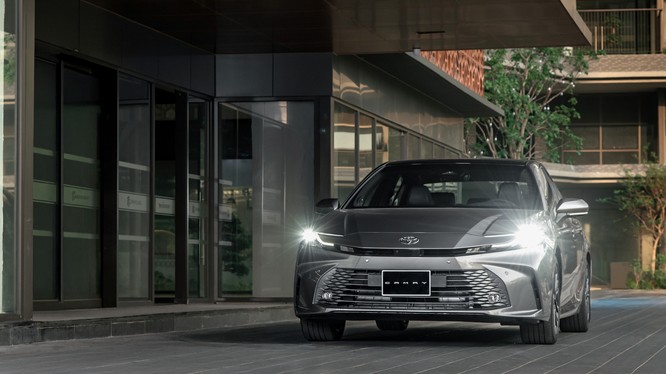 Toyota Việt Nam công bố điều chỉnh giá bán Camry HEV Premium