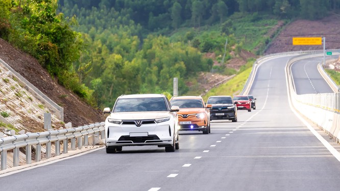 VinFast lập kỷ lục Việt Nam - Cán mốc 100.000 ô tô bán ra trong 3 quý đầu năm