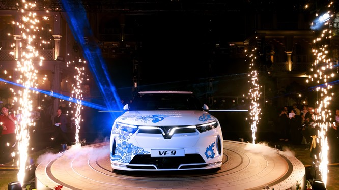 Chiếc VF 9 “Uy Long Phồn Thịnh” được vén màn sau màn trình diễn ấn tượng.