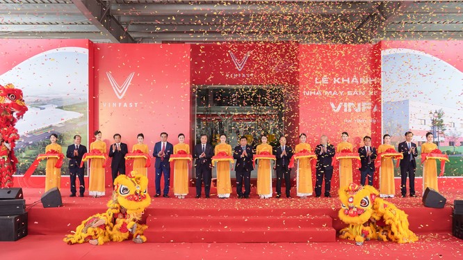 Các đại biểu cắt băng khánh thành Nhà máy sản xuất ô tô điện VinFast Hà Tĩnh.