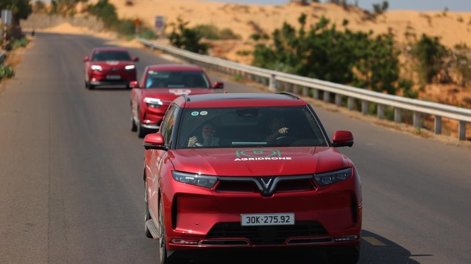 VF 9 Plus dẫn đoàn trên cung đường biển tại Phan Thiết.