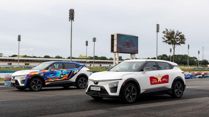 Mua xe, trúng xe… xịn hơn, khách hàng Việt choáng sau khi “xé túi mù” VinFast