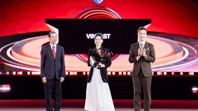 Đại diện VinFast nhận giải thưởng tại Lễ trao giải CCA 2025.