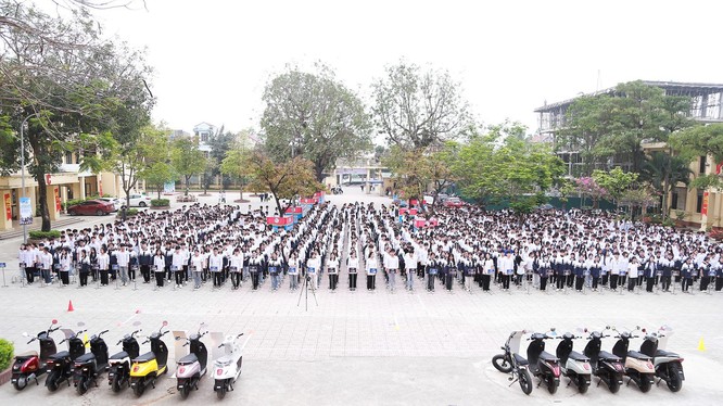 Sự kiện “Phủ xanh trường học 2026” thu hút hàng nghìn học sinh, giáo viên của hai trường THPT Quốc Oai và Minh Khai (Hà Nội).