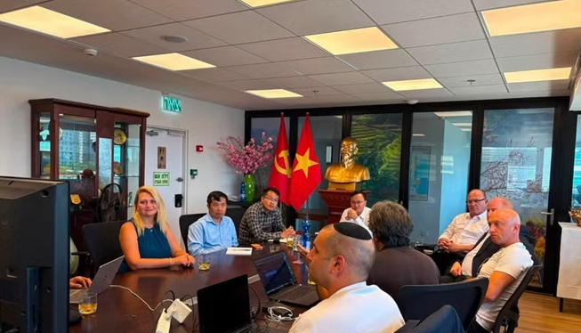 Các chuyên gia Israel giới thiệu và trao đổi về một số công nghệ có tiềm năng hợp tác như AI, an ninh mạng, công nghệ lượng tử, dữ liệu, công nghệ y tế và ứng dụng AI trong doanh nghiệp. (Ảnh: TTXVN)