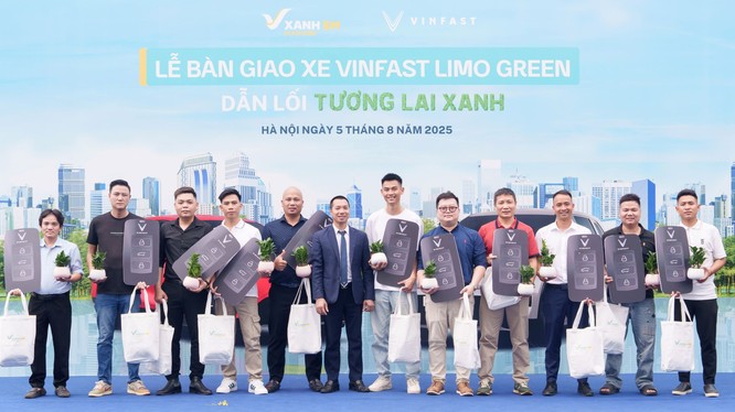 Những chiếc Limo Green đầu tiên đã được bàn giao tới khách hàng tại Công viên Xứ sở thần tiên, Vinhomes Global Gate (Cổ Loa, Đông Anh, Hà Nội).