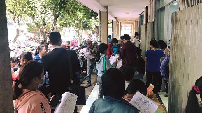 Vừa qua Tết Nguyên Đán đã có đến hàng trăm bạn trẻ cũng đang cầm hồ sơ trên tay để cùng tìm kiếm một cơ hội.